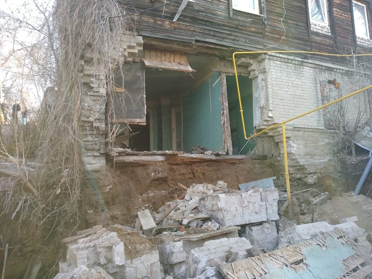 Стена обрушилась в жилом доме в центре Самары, жильцы эвакуированы