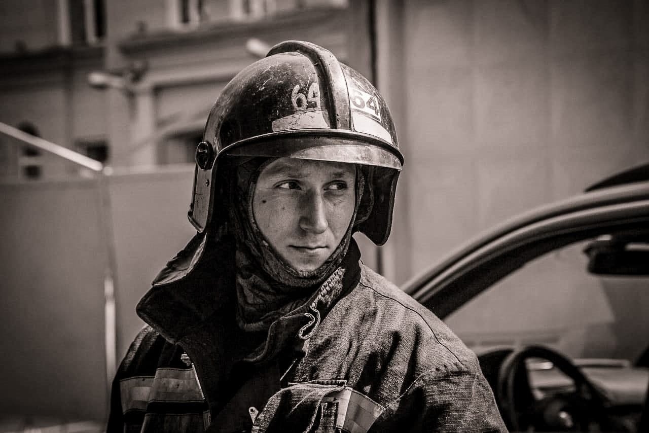 В Петербурге простились с пожарным, погибшим при тушении Невской мануфактуры