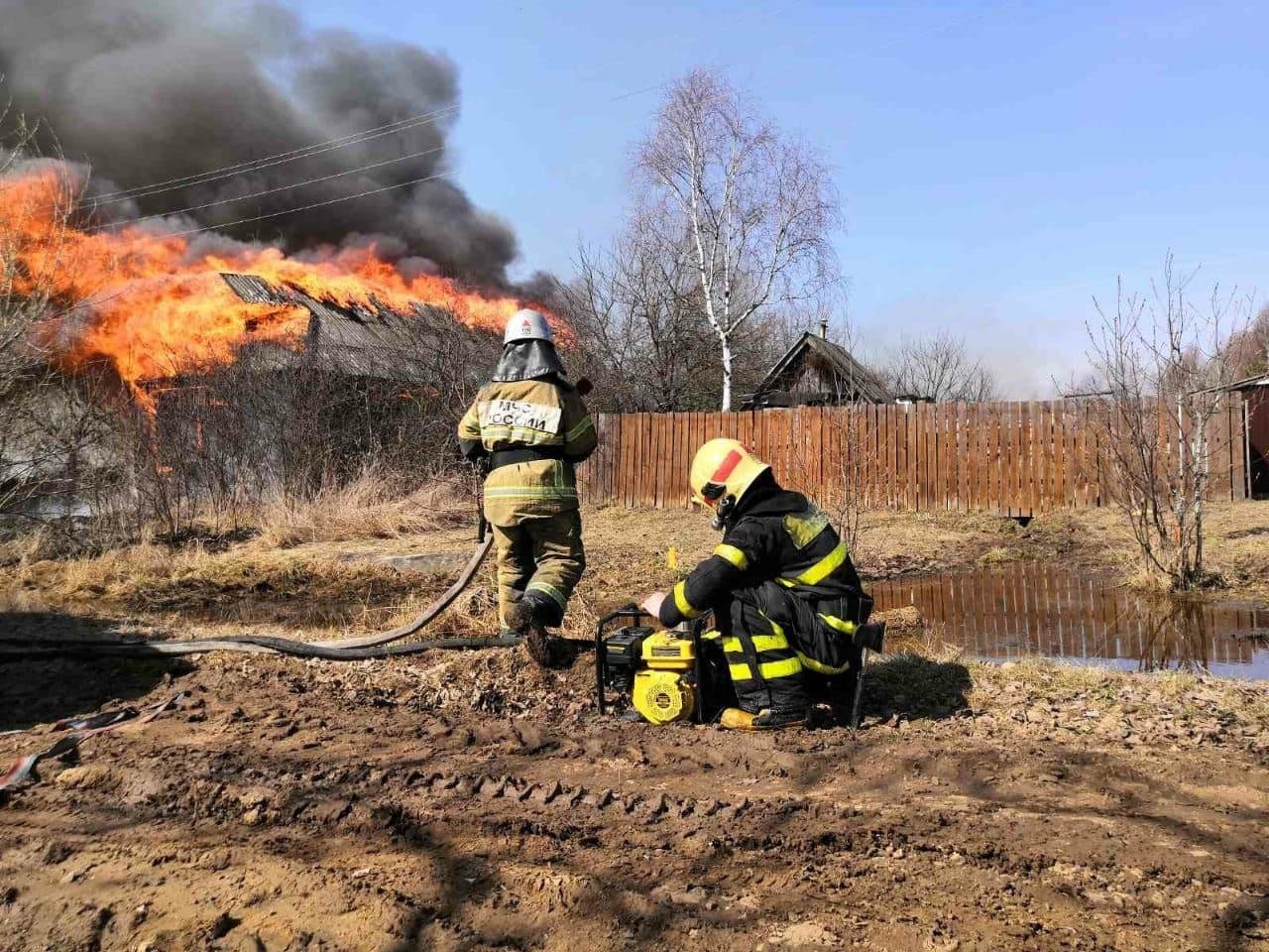 Десять строений сгорели в деревне под Владимиром из-за травяного пала