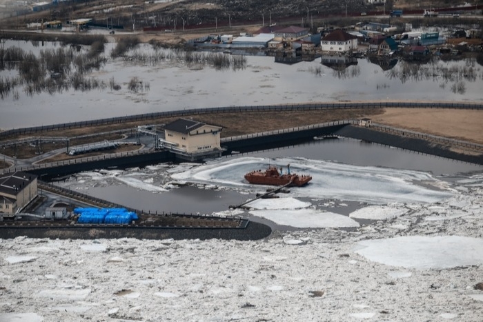 Пришвартованные речные суда унесло течением из-за ледохода в Тюмени
