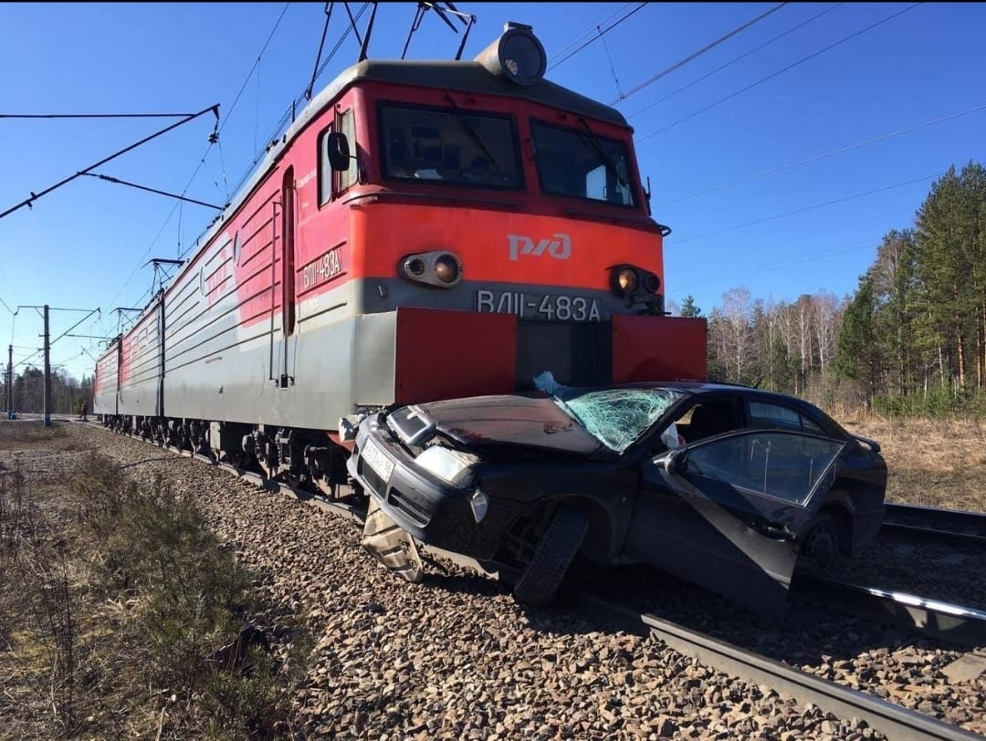 Три человека пострадали при столкновении локомотива с автомобилем на Урале