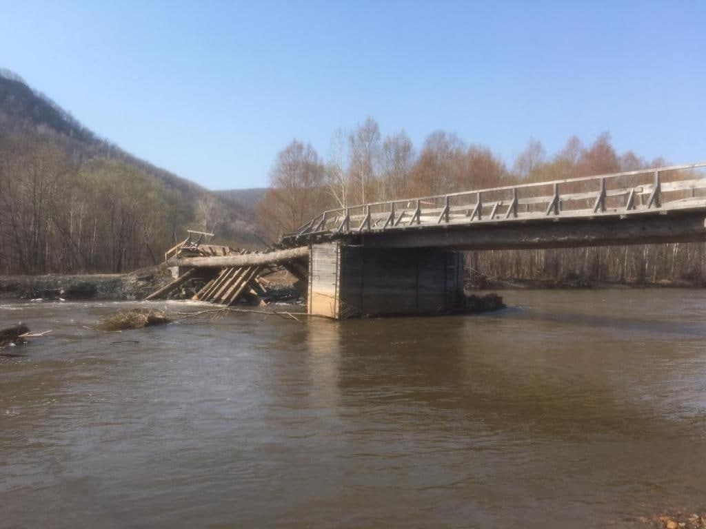 Автомобиль, в котором находились шесть человек, упал в реку в Приморье из-за рухнувшего моста