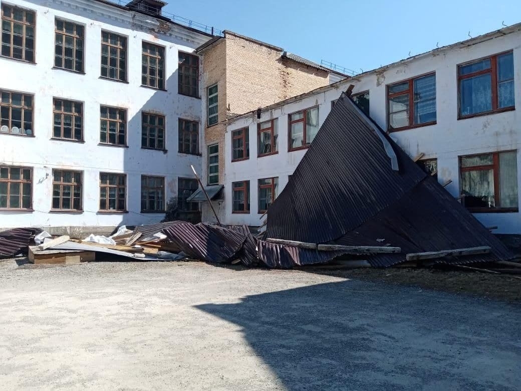 Штормовой ветер повредил кровлю школы в Приморье, около 200 учеников отправлены на дистанционку