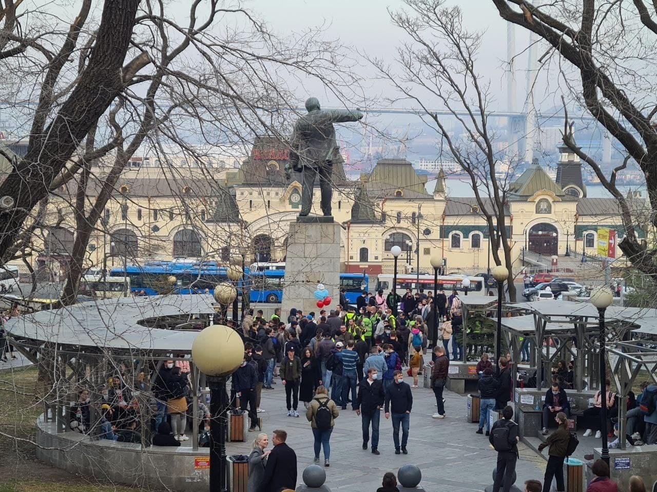 Несанкционированная акция в поддержку Навального проходит во Владивостоке
