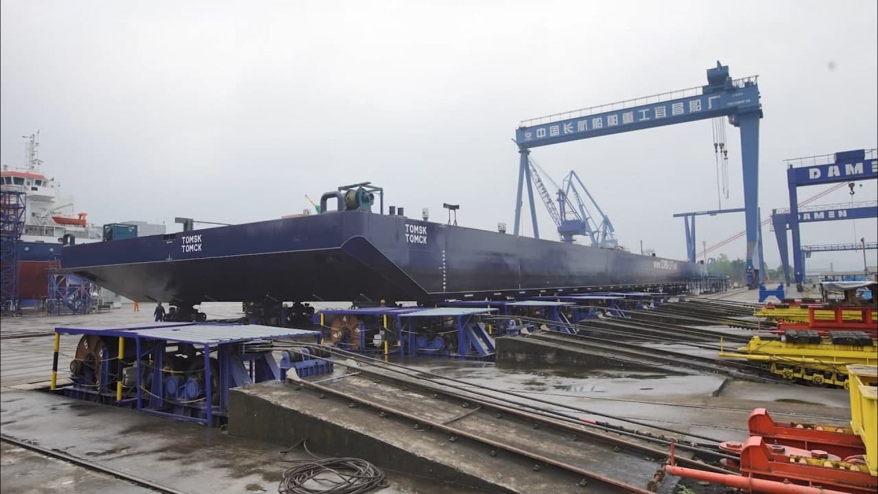 Крупнотоннажная баржа для доставки грузов на Амурский ГХК построена в Китае