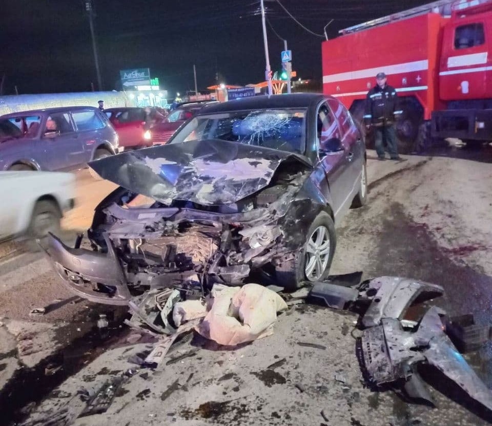 Шесть человек пострадали в автоаварии на окраине Саратова