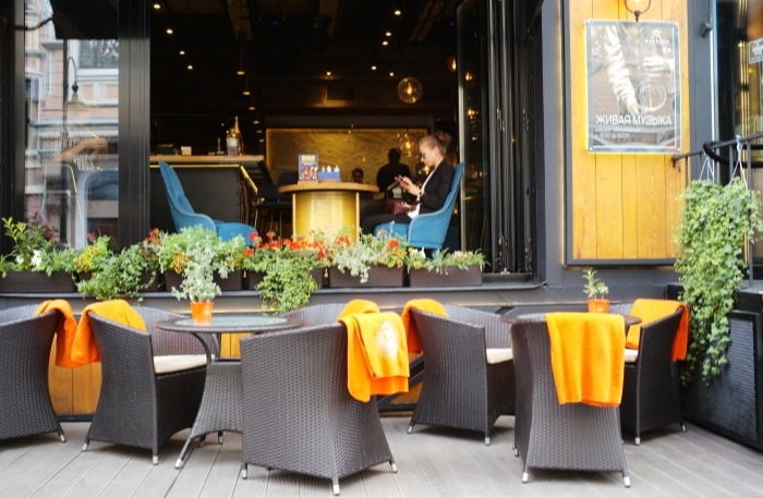 Рестораны и кафе Петербурга смогут выставлять веранды без аукциона в течение всего года