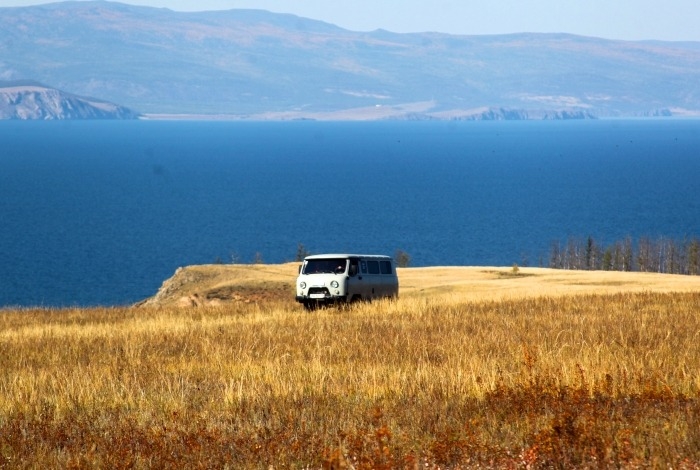 Строительство асфальтовой дороги началось на самом популярном у туристов острове Байкала