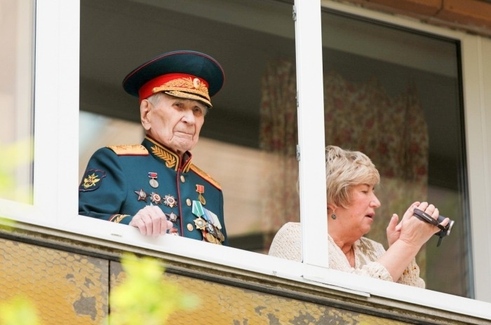 Минипарады проходят в Сочи перед окнами ветеранов Великой Отечественной войны