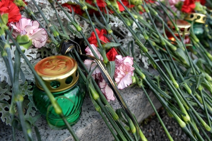 Петербуржцы несут цветы к представительству Татарстана после стрельбы в школе