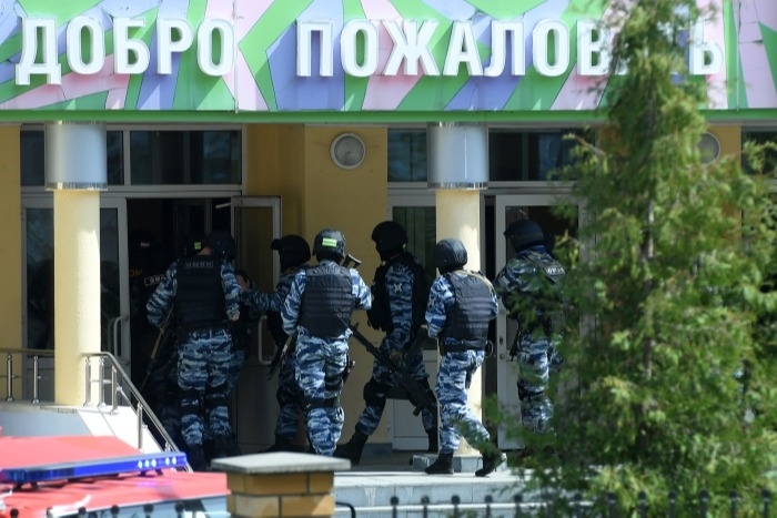 Всем школам России рекомендовано усилить меры безопасности после трагедии в Казани