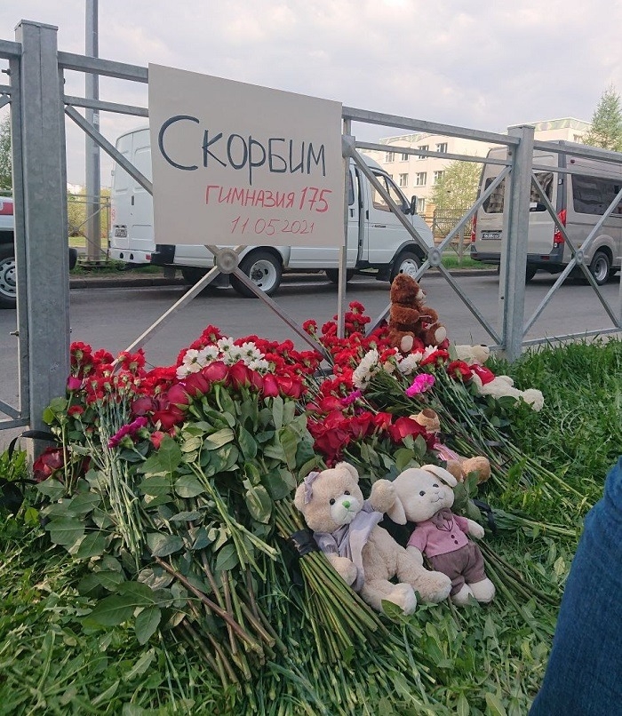 Жители Казани несут цветы к школе, где произошла стрельба с жертвами