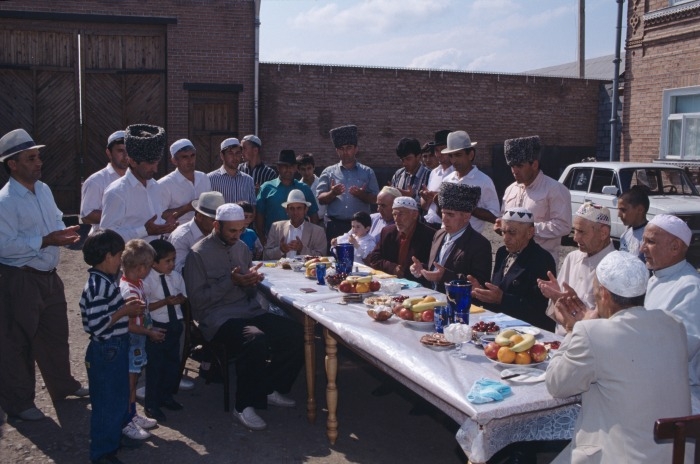 Власти Ингушетии помогли малоимущим семьям накрыть столы к празднику разговения