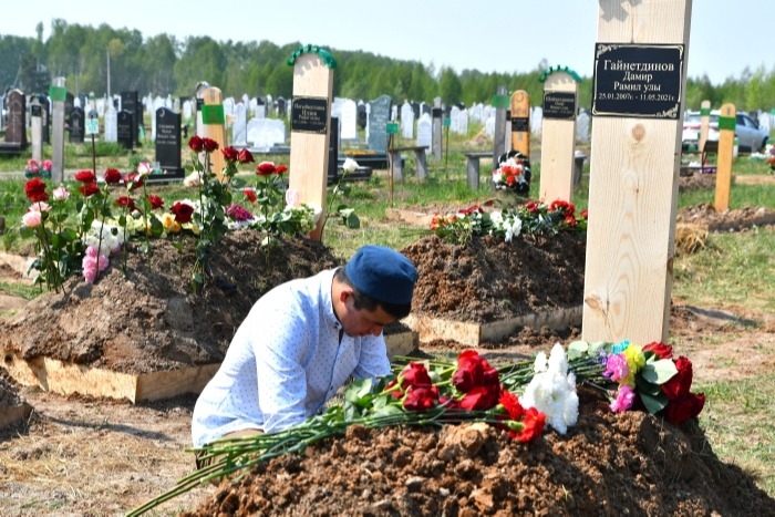 Прошли похороны погибших при стрельбе в школе в Казани