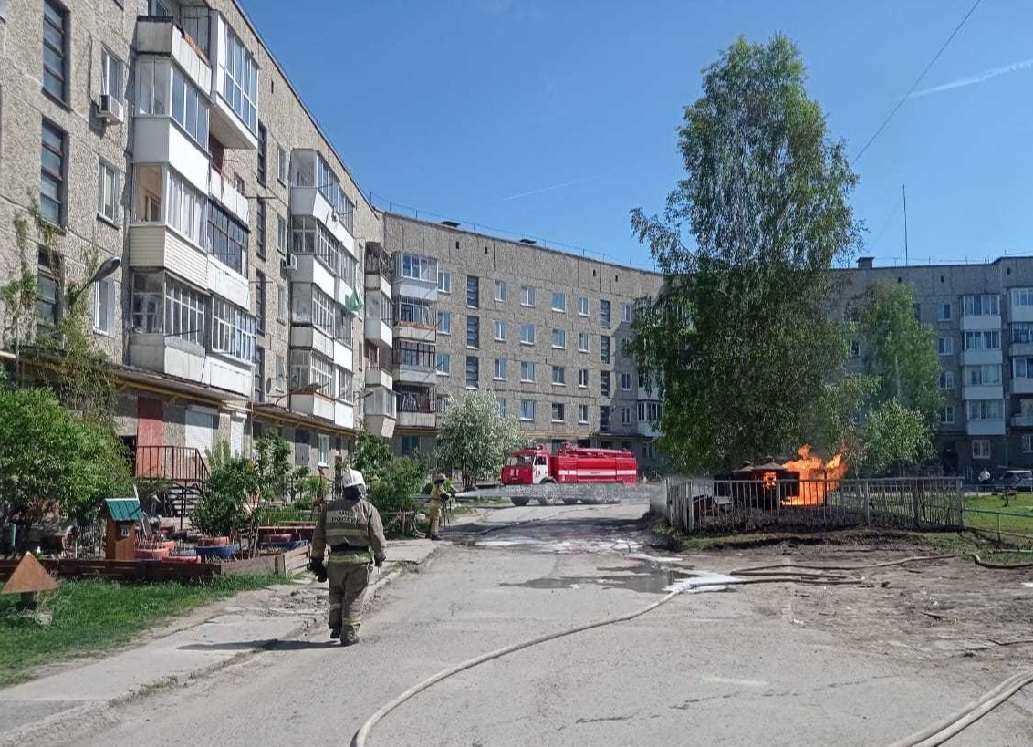 Более 100 человек эвакуировали из жилых домов в свердловском Ирбите из-за разгерметизации подземного резервуара с газом