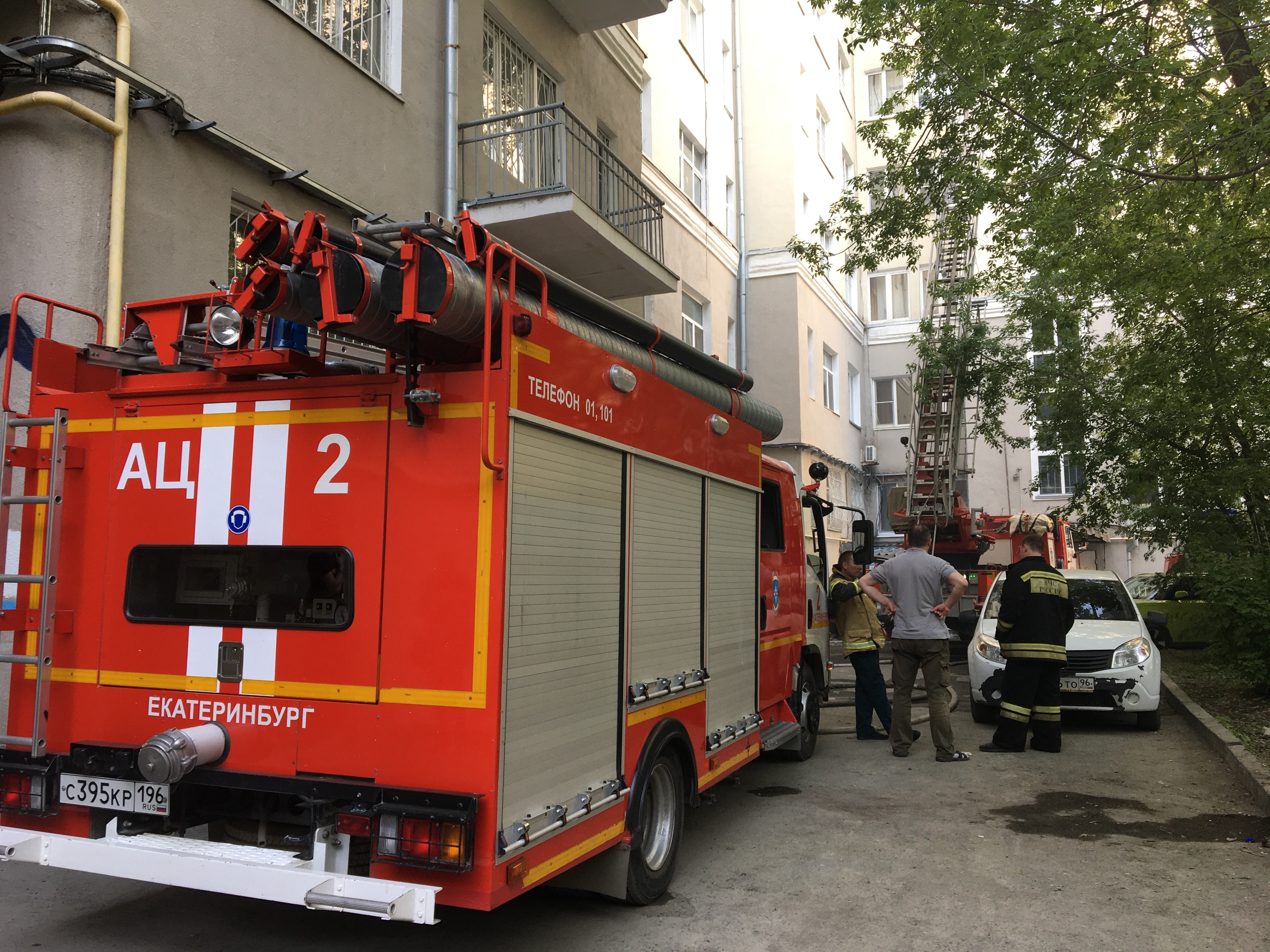 Три квартиры повреждены при пожаре в многоэтажном доме в Екатеринбурге