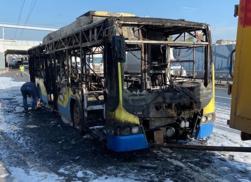 Троллейбус сгорел в Рязани, водитель успел выпустить пассажиров
