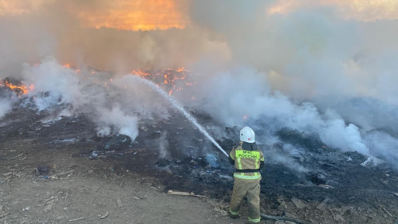 Пожарные тушат огонь на мусорном полигоне в Свердловской области