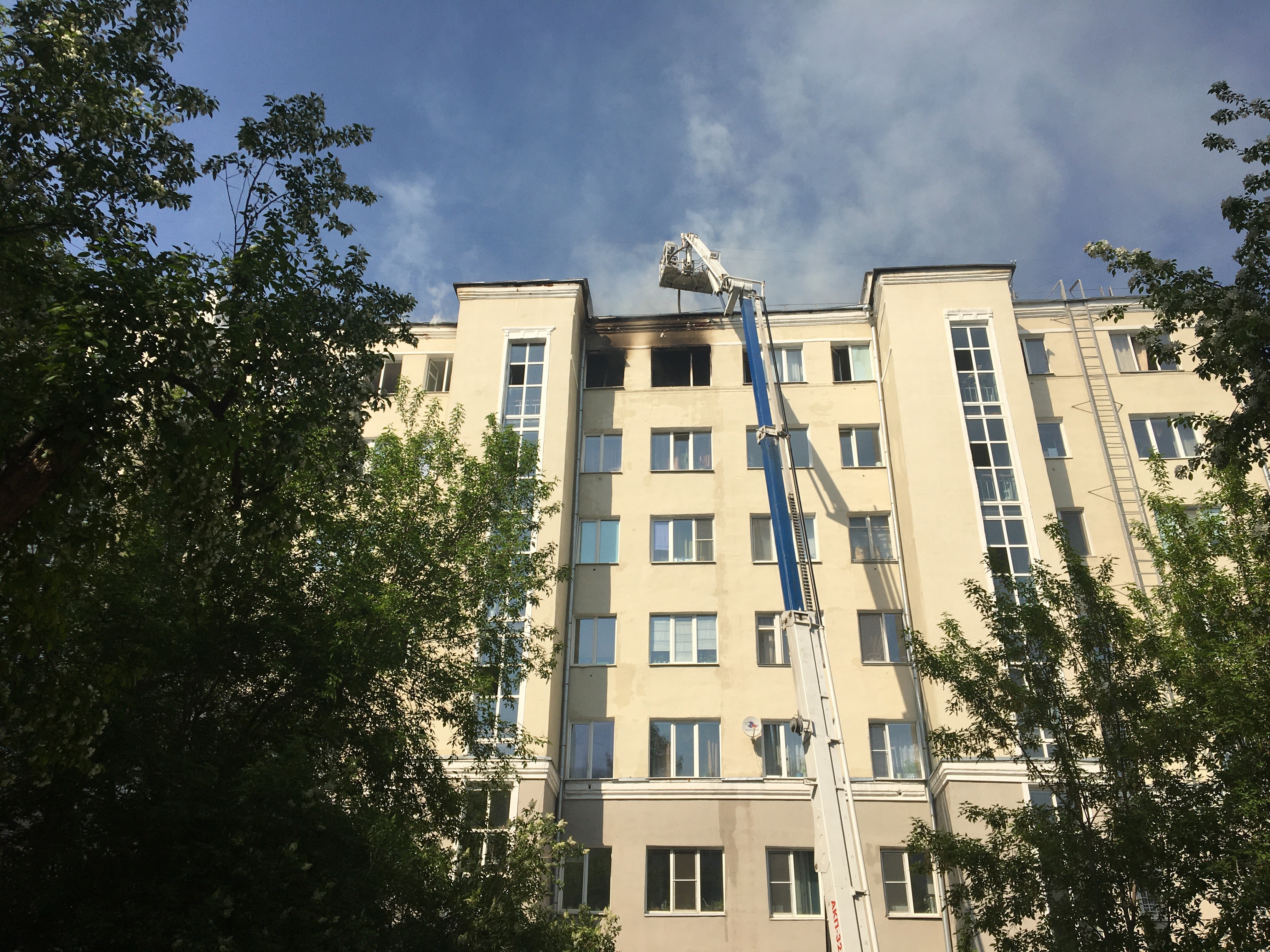 МЧС: пожар в многоэтажке в Екатеринбурге локализован - МЧС