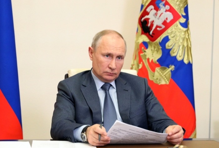 Путин поручает создать Фонд культурных инициатив