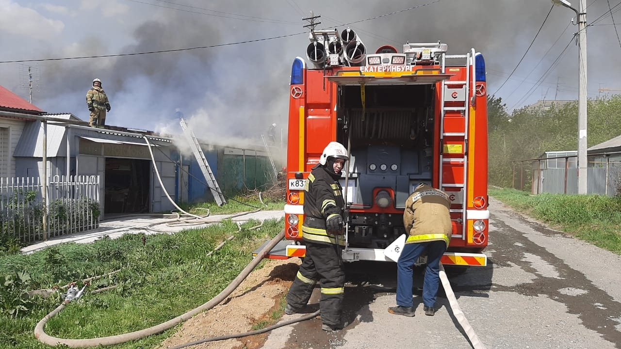 Пожар в частном секторе в Екатеринбурге охватил площадь в 600 кв. м