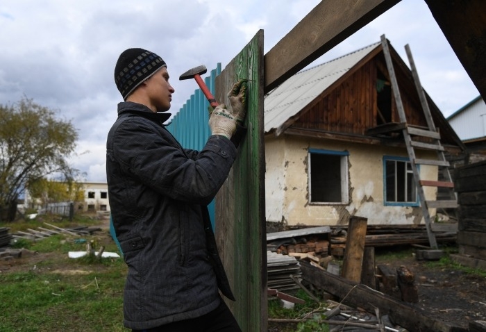 Десятки жителей Приамурья продолжают жить в поврежденных домах после получения выплат