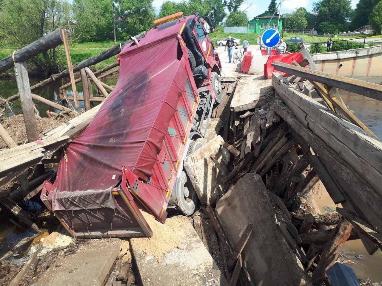 Большегруз с песком провалился на мосту в Ивановской области, водитель не пострадал