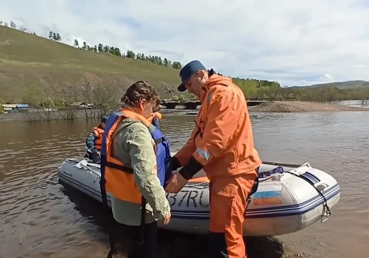 Аэромобильная группировка МЧС начала работу в Чернышевском районе Забайкалья из-за паводка