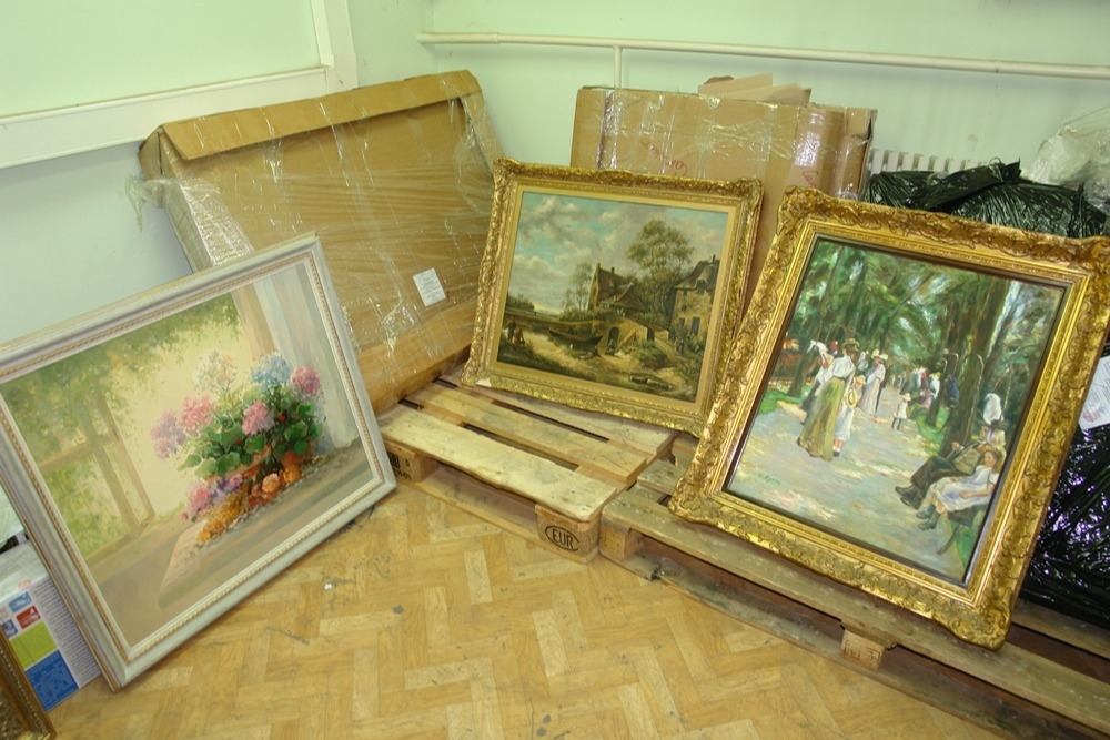 Белгородские таможенники пресекли перевозку незадекларированных картин стоимостью более 500 тыс. рублей