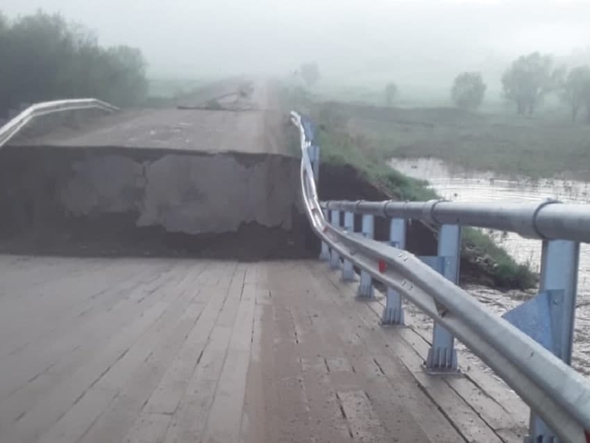 Мост на региональной дороге в Забайкалье обрушился из-за паводка