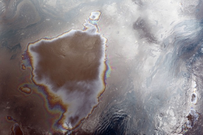 Нефтяное пятно заметили в нерестовой реке на западе Камчатки