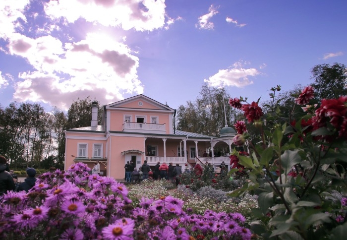 Цветочная оранжерея открылась в музее-усадьбе Сергея Есенина