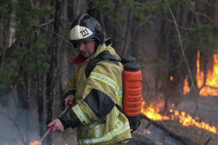 Лесные пожары на общей площади свыше 27 тыс. га тушат в Якутии