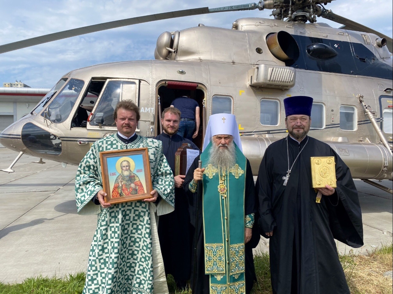 Митрополит Варсонофий облетел Петербург с иконами и молитвами об избавлении горожан от пандемии