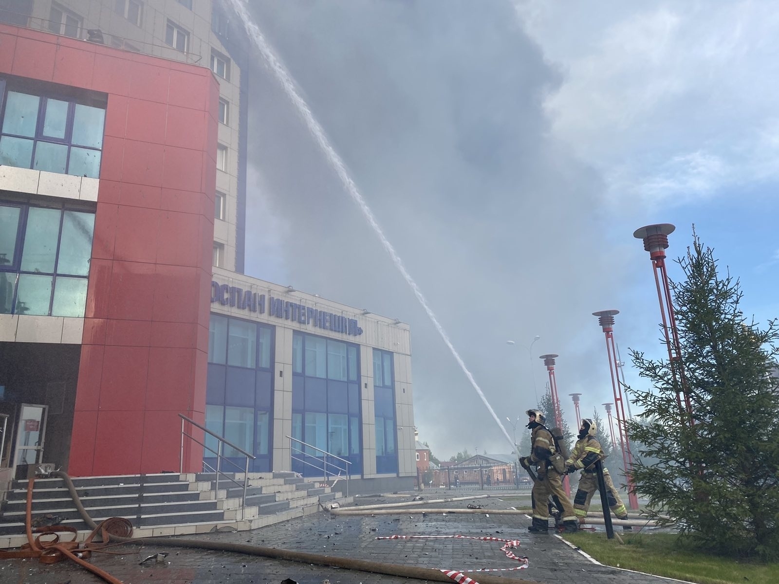 Деловой центр горит в Новом Уренгое, огонь охватил почти 500 кв.м - МЧС