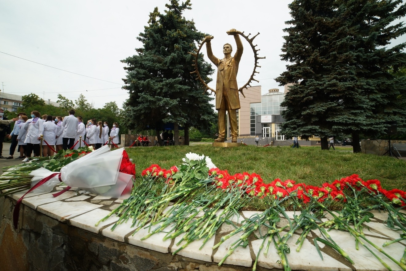 Памятник борющимся с коронавирусом медикам установили в Челябинске