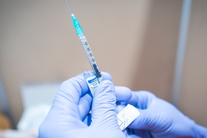 Прививку от COVID-19 сделали в Тюменской области более 40% жителей