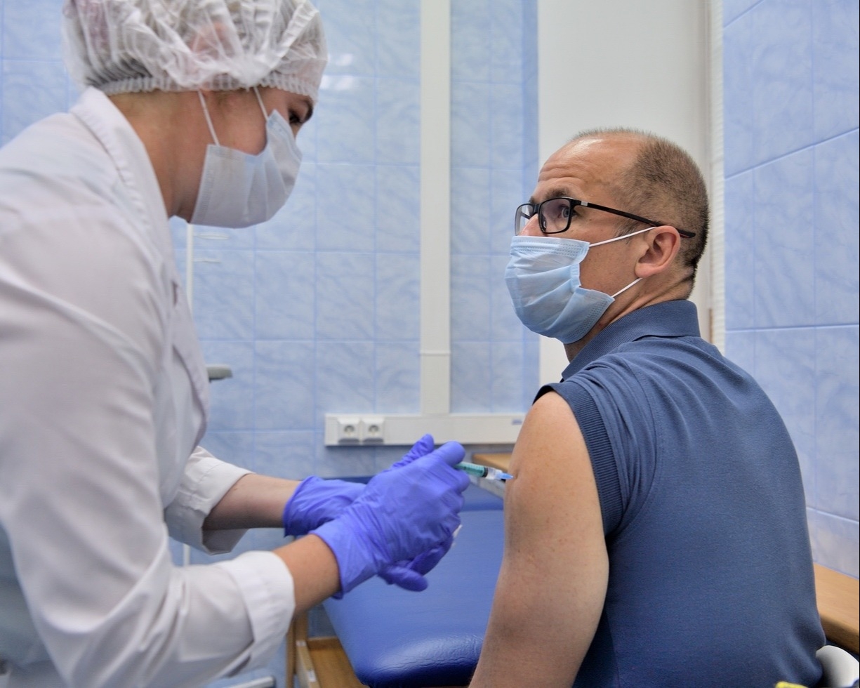 Глава Удмуртии Бречалов сделал прививку от COVID-19