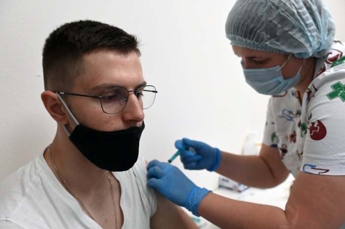 Мурашко: более 23 млн россиян привиты первым компонентом вакцины от COVID-19
