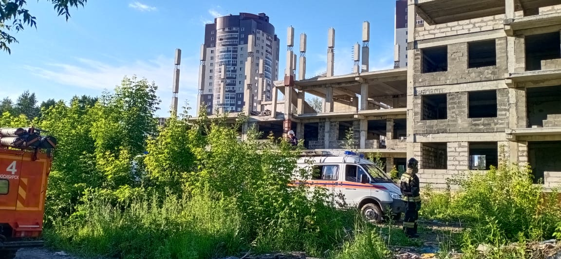 Девочка-подросток погибла под рухнувшими перекрытиями строящегося дома в Новосибирске