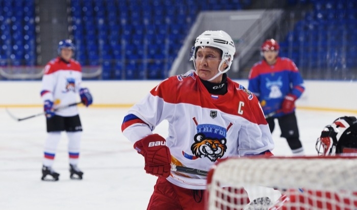 Путин предложил подумать о кадровой составляющей в футболе и хоккее после провала сборных