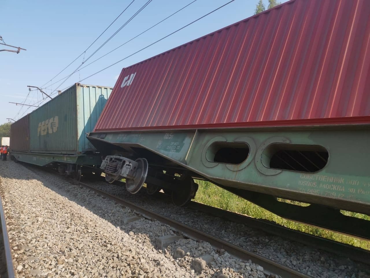 Вагоны грузового поезда сошли с рельсов в Свердловской области