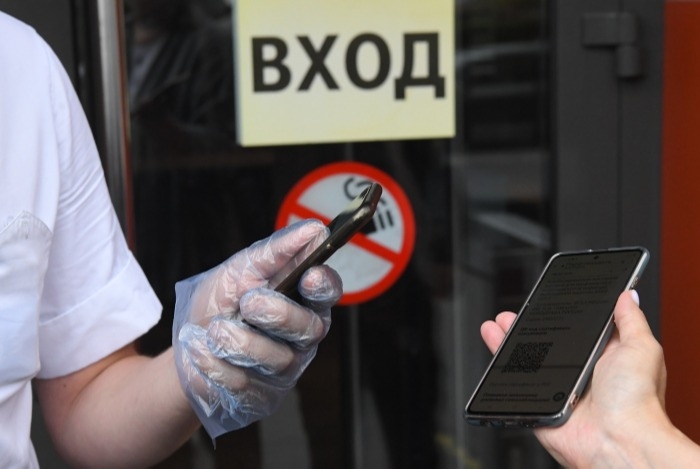 В Кремле признали, что система QR-кодов в Москве пока работает "недолжным образом"