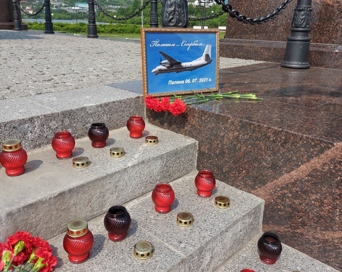 Жители столицы Камчатки несут цветы в центр города в память о жертвах авиакатастрофы