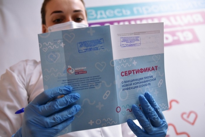 Песков назвал положительным сигналом идею взаимного признания сертификатов о вакцинации от COVID-19 между ЕС и РФ