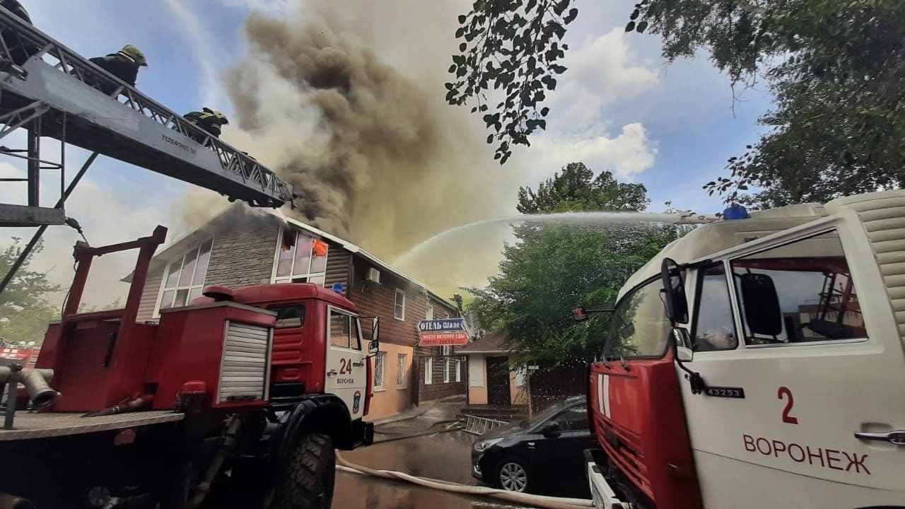 Воронежские пожарные перекрыли улицу из-за возгорания в гостинице