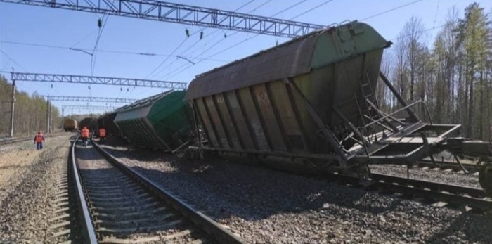 Около 100 вагонов сошли с рельсов после столкновения двух грузовых поездов в Приамурье
