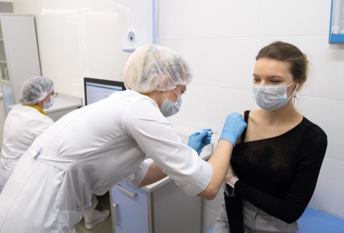 Вакцинацию от COVID-19 прошли 75% сотрудников центров госуслуг Москвы