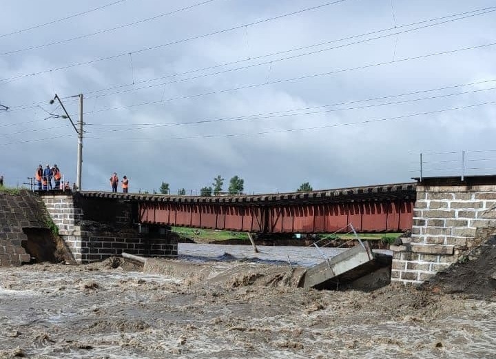 Мост на Транссибе обрушился в Забайкалье из-за сильных дождей