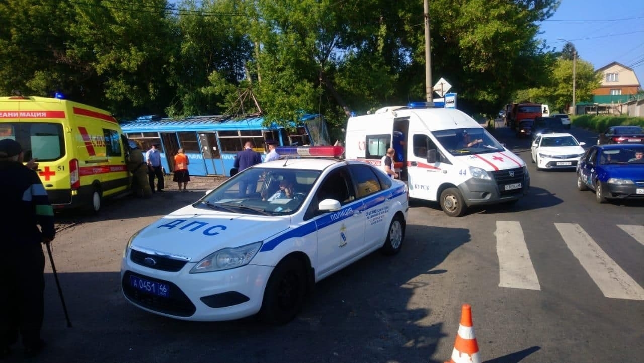 Два человека пострадали при сходе с рельсов трамвая в Курске
